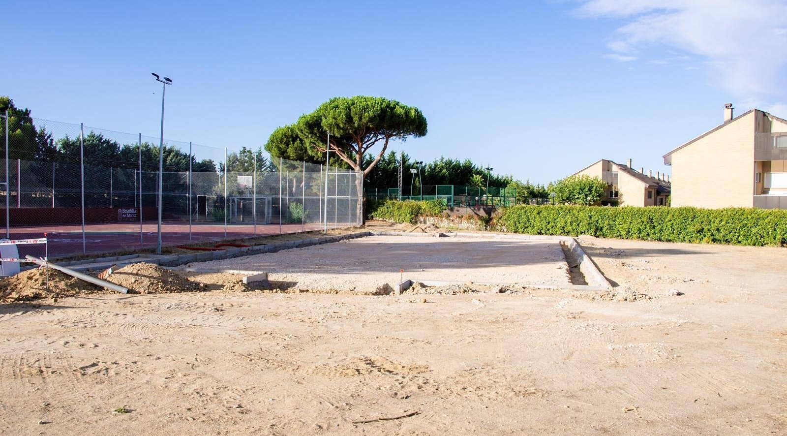 Boadilla inicia la construcción de una pista multideporte en Cabo de Peñas Boadilla inicia la construcción de una pista multideporte en Cabo de Peñas