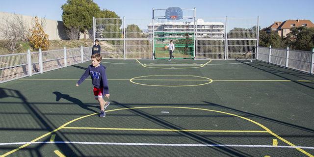 El parque de Los Fresnos de Boadilla incorpora una pista multideporte