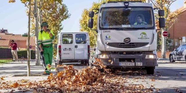 Activado un dispositivo especial de recogida de hojas en Boadilla del Monte