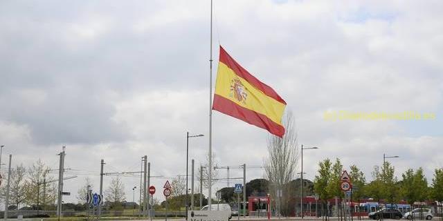 Las banderas ondean a media asta en Boadilla en señal de duelo por los fallecidos a consecuencia del coronavirus