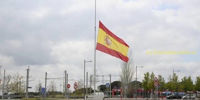 Las banderas ondean a media asta en Boadilla en señal de duelo por los fallecidos a consecuencia del coronavirus Las banderas ondean a media asta en Boadilla en señal de duelo por los fallecidos a consecuencia del coronavirus