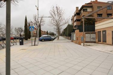 boadilla-concluye-la-renovacion-del-acerado-en-isabel-de-farnesio-para-mejorar-accesibilidad-y-seguridad