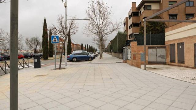 boadilla-concluye-la-renovacion-del-acerado-en-isabel-de-farnesio-para-mejorar-accesibilidad-y-seguridad