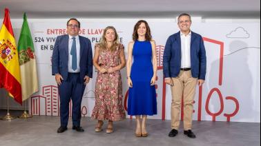ayuso-entrega-las-primeras-llaves-de-las-524-viviendas-del-plan-vive