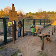 El Ayuntamiento renueva el vallado del área canina de Isla de Tarifa