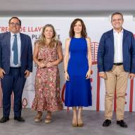 Ayuso entrega las primeras llaves de las 524 viviendas del Plan Vive