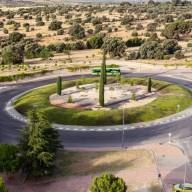 Renovada la rotonda de Condesa de Chinchón con riego y luces LED