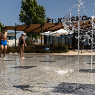 La fuente de chorros del parque Miguel Ángel Blanco ya funciona para refrescar el verano
