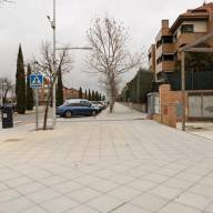 Boadilla concluye la renovación del acerado en Isabel de Farnesio para mejorar accesibilidad y seguridad