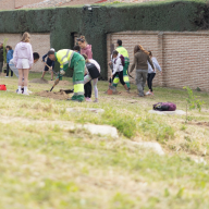 Los alumnos de Boadilla participan en una plantación para recuperar el olmo común en el parque forestal de Isla Tarifa