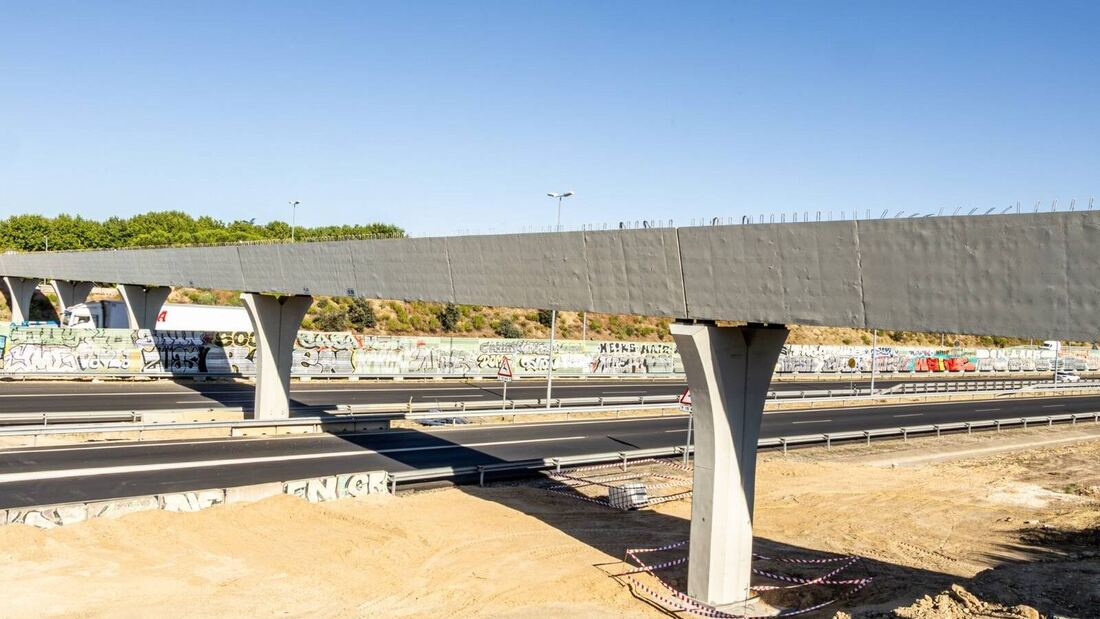 Canal de Isabel II levanta pasarela sobre M-50 para conducción de agua