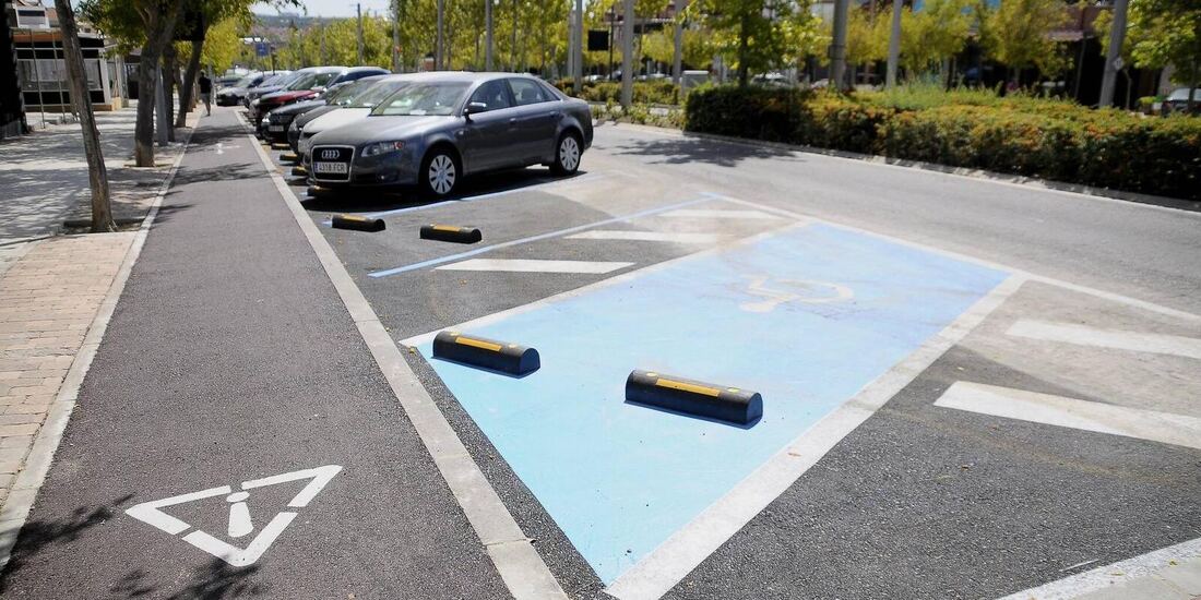 El aparcamiento de la Avenida Siglo XXI gana ocho plazas tras las obras de reordenación