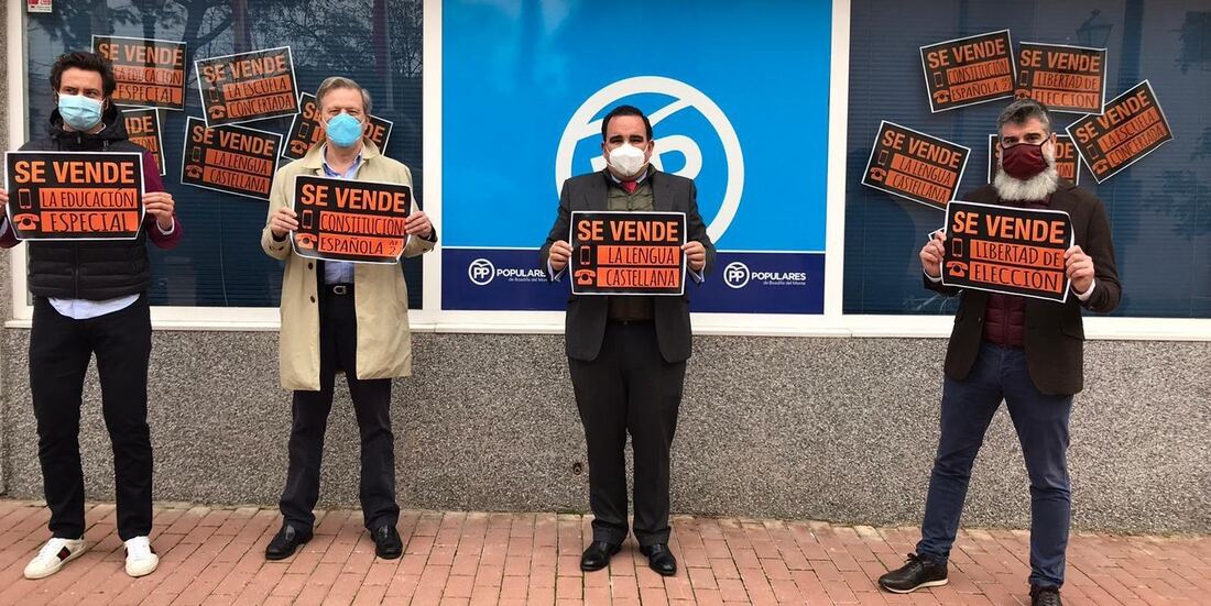 El PP Boadilla protesta contra la Ley Celaá con carteles de "se vende" en su sede