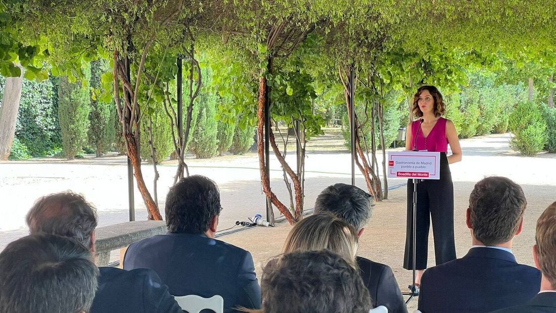 Díaz Ayuso presenta en los jardines del Palacio de Boadilla el proyecto de turismo gastronómico "Madrid, de pueblo a pueblo"