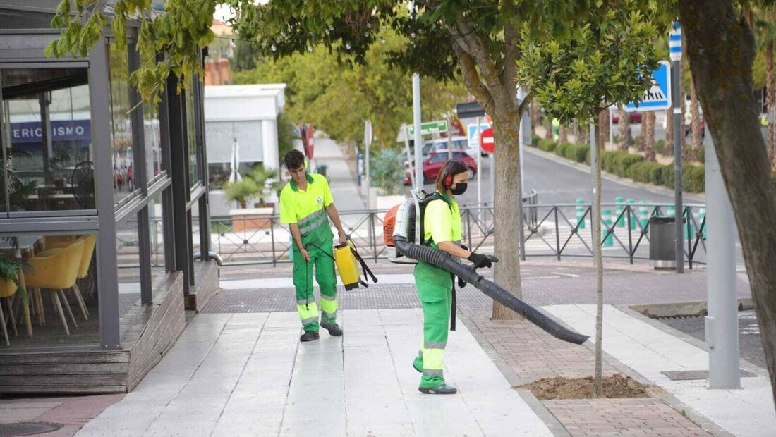 Continúa la limpieza de verano en las calles de Boadilla