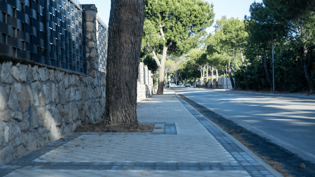 Finalizado el acerado de un tramo de la Calle Valle de Belagua en Boadilla