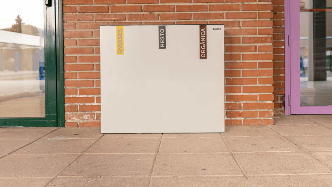 El Ayuntamiento entrega papeleras de reciclaje en los centros educativos 