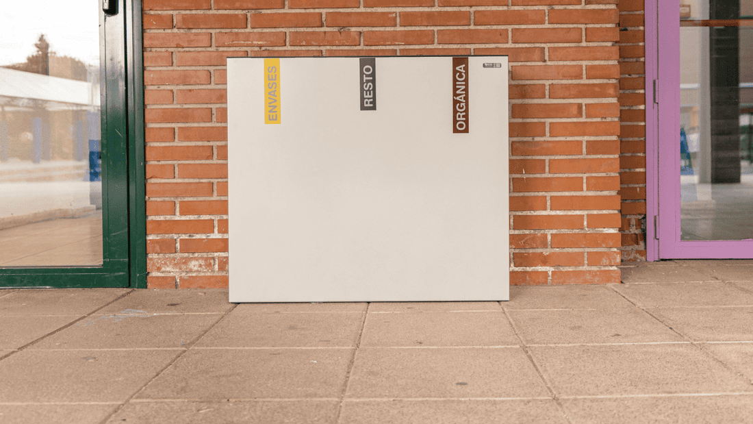 El Ayuntamiento entrega papeleras de reciclaje en los centros educativos 