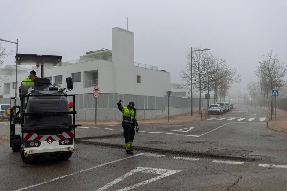 El Ayuntamiento de Boadilla realiza semanalmente trabajos de reparación de baches en el municipio