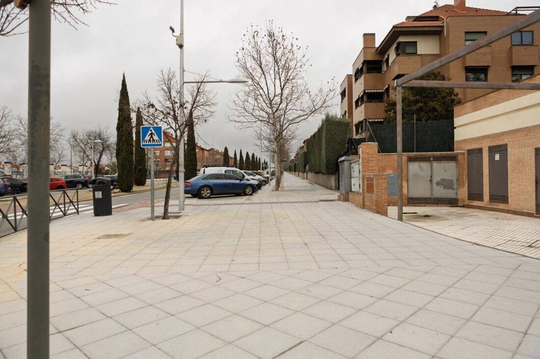 Boadilla concluye la renovación del acerado en Isabel de Farnesio para mejorar accesibilidad y seguridad