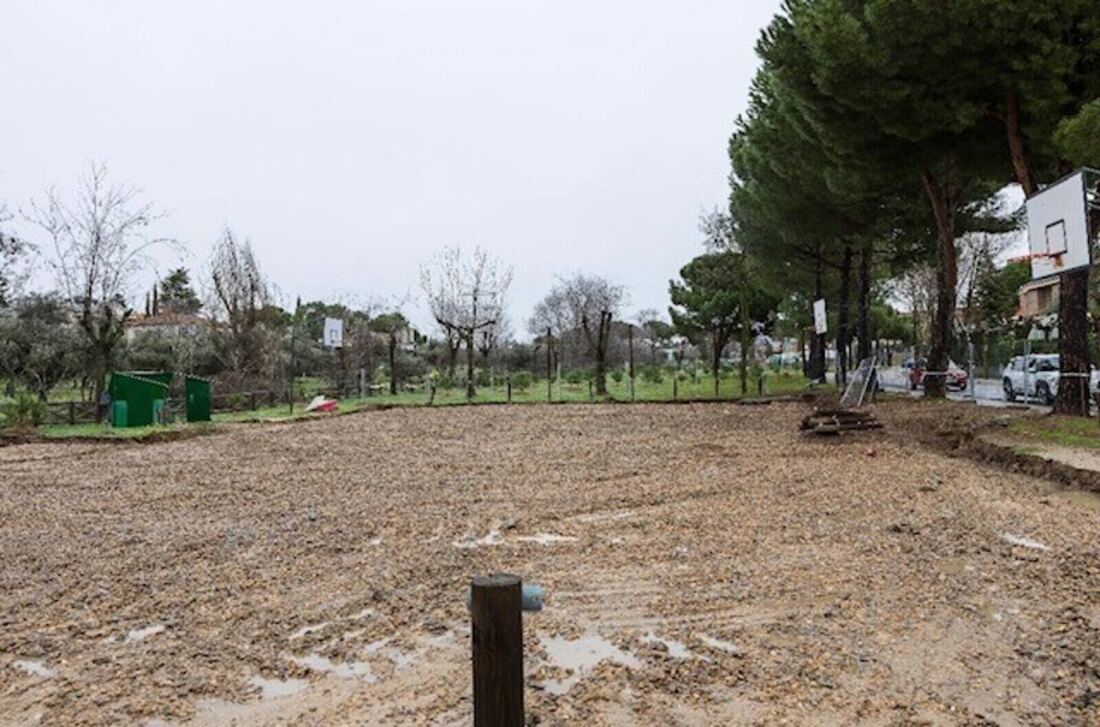Boadilla mejora la pista deportiva del parque Antonio Herrero con una nueva superficie de 800 m²