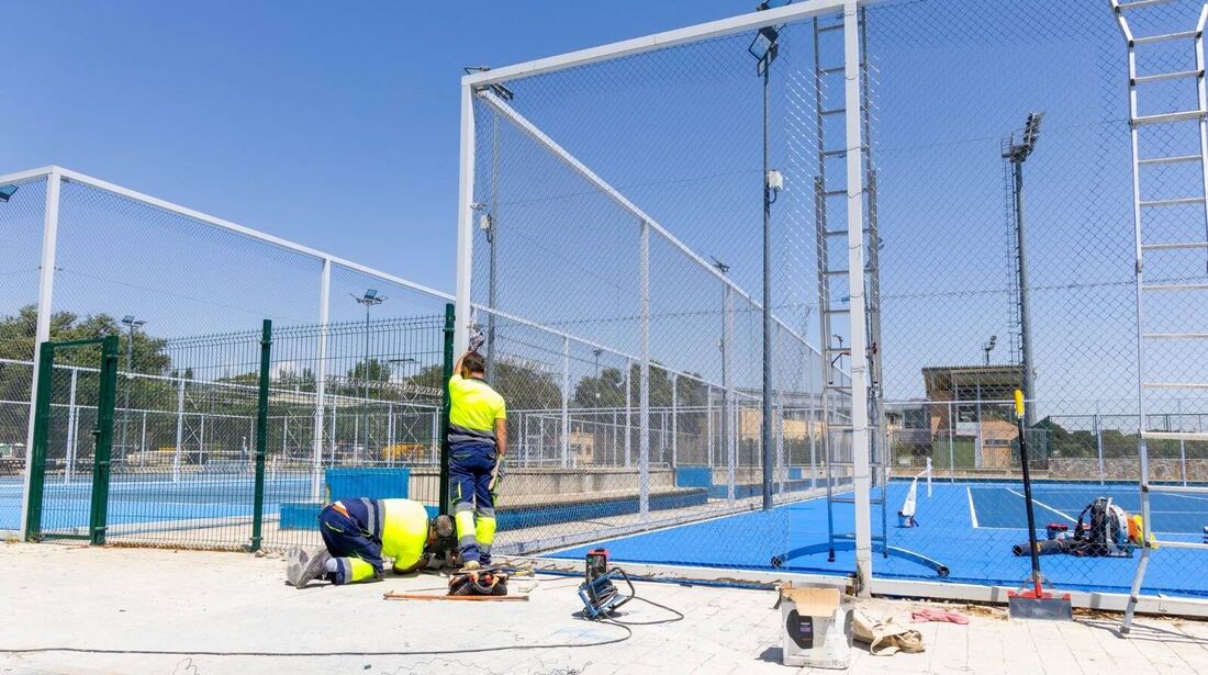 Boadilla repara una pista de tenis del Complejo Deportivo Ángel Nieto