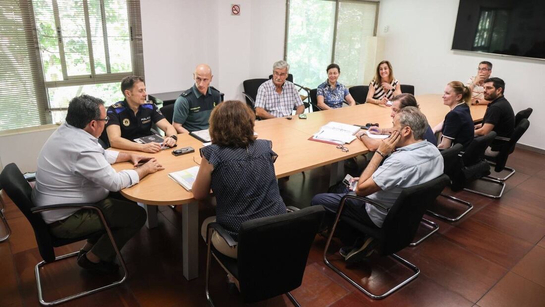 Policía Local y Guardia Civil dan consejos antirobos a comunidades de Boadilla