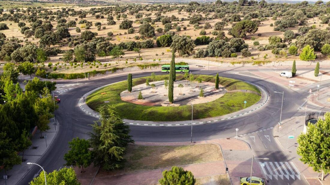 Renovada la rotonda de Condesa de Chinchón con riego y luces LED